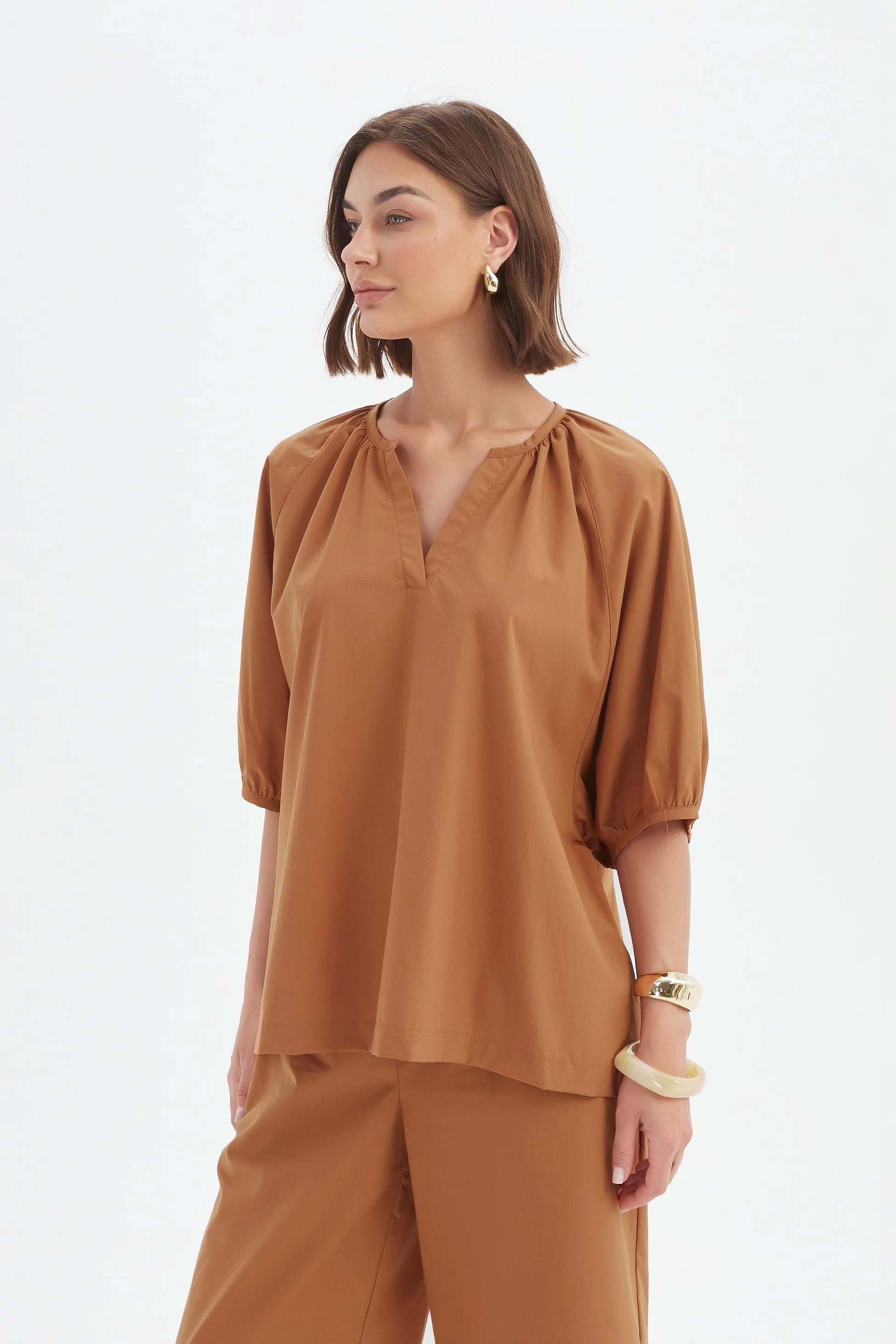 GATHERED NOTCH NECK TOP - Image 12
