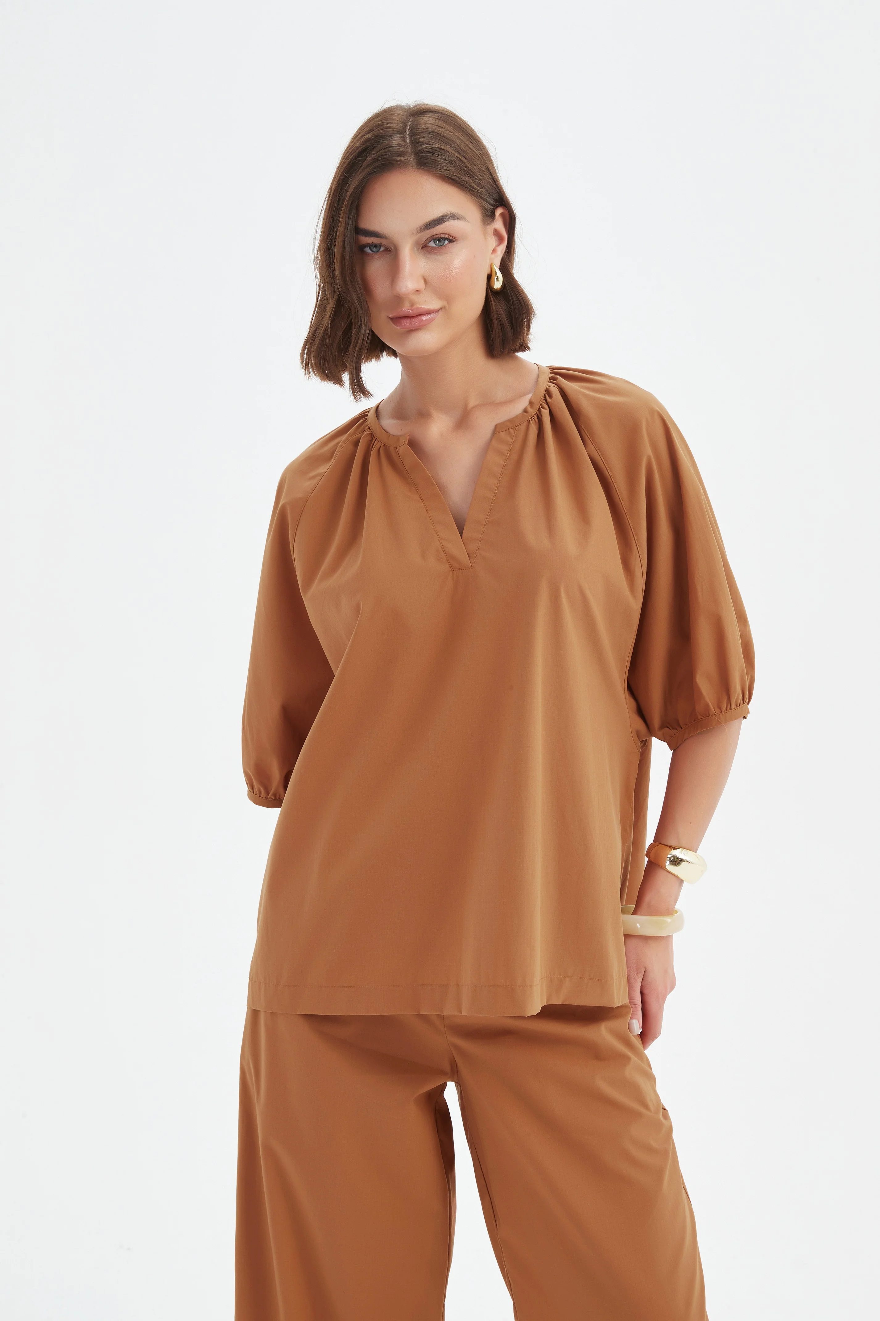 GATHERED NOTCH NECK TOP - Image 13