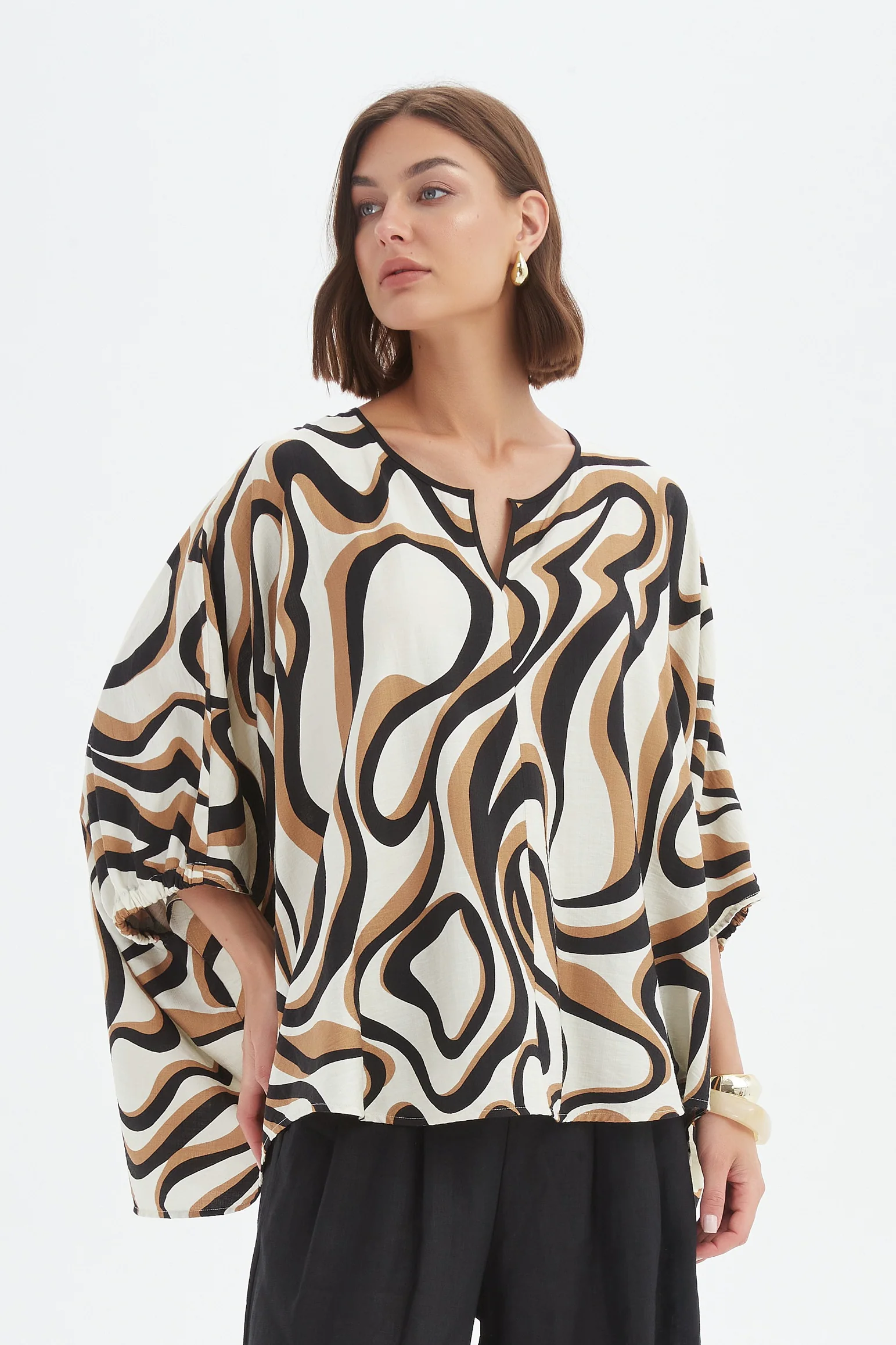NOTCH NECK PRINT TOP