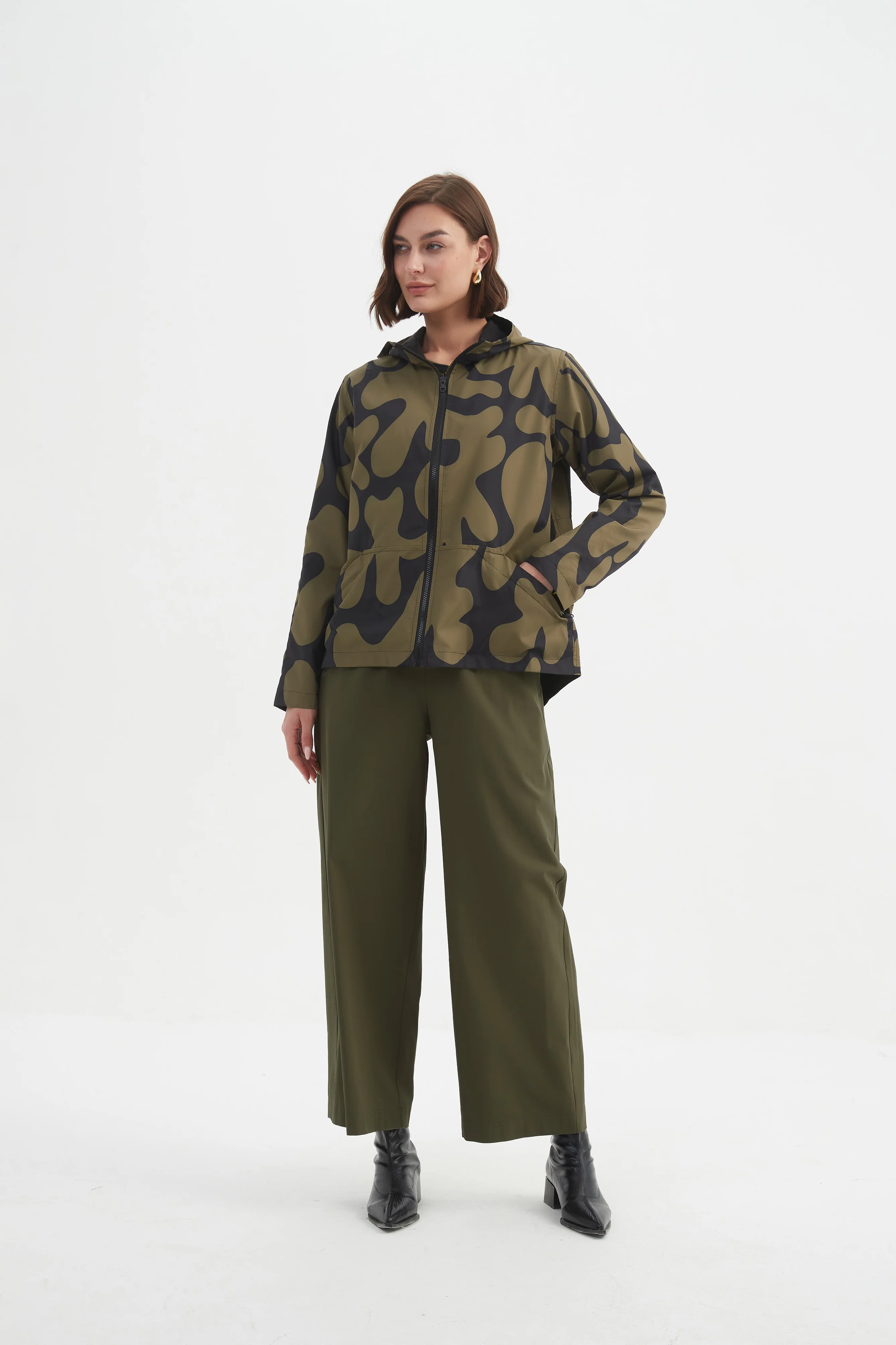REVERSIBLE PRINT WINDBREAKER - Image 11