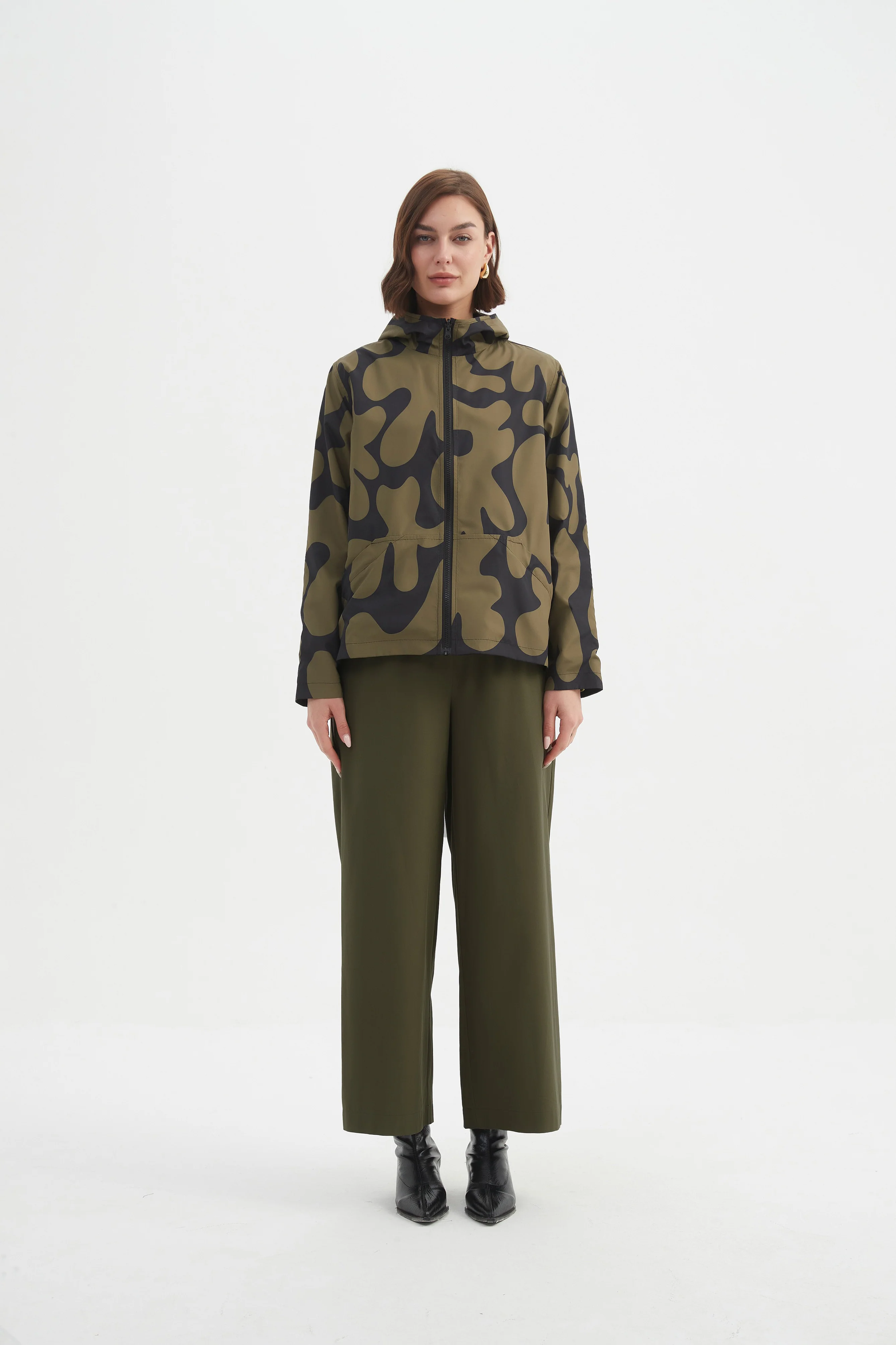 REVERSIBLE PRINT WINDBREAKER - Image 12